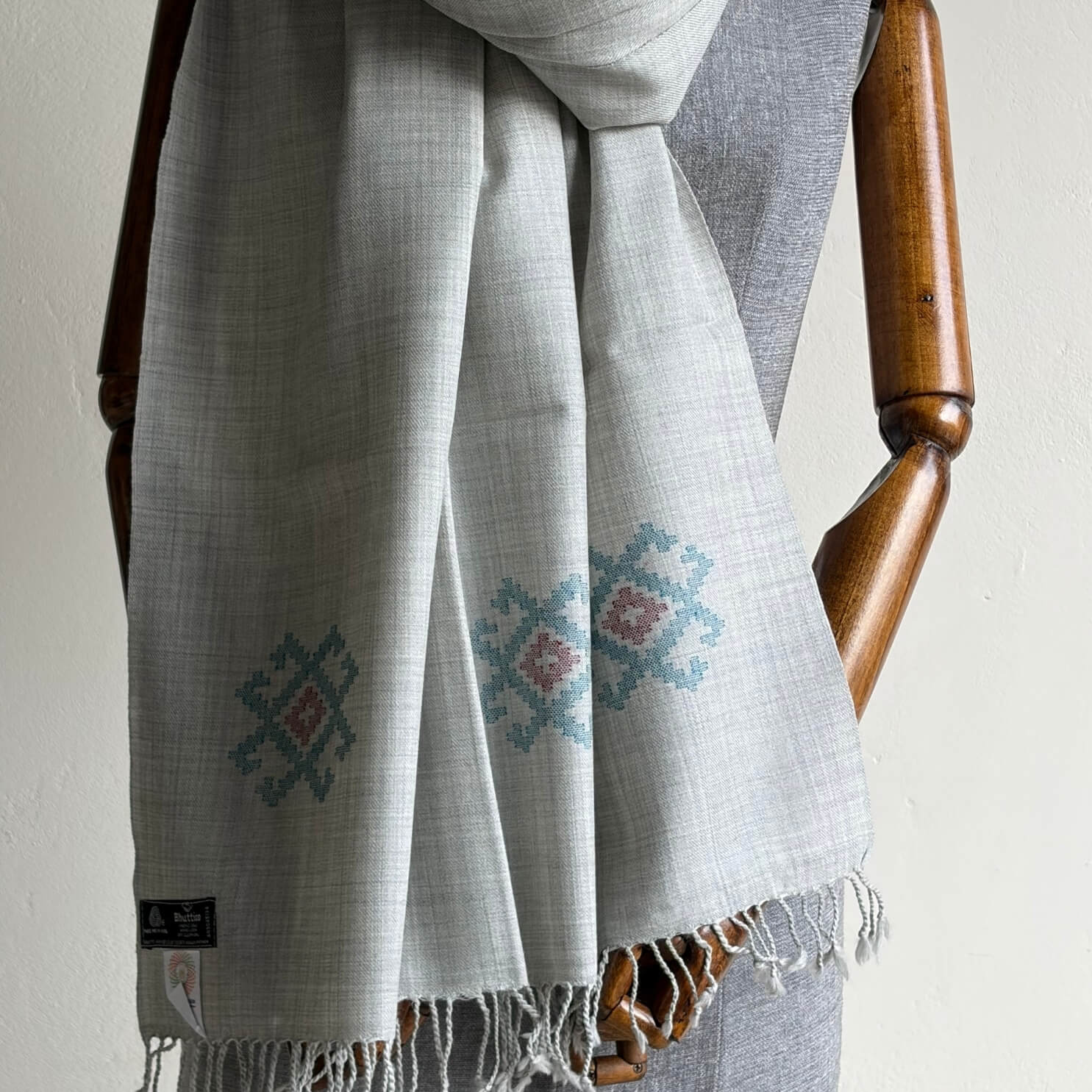 Closeup of Pure merino wool stole - Grey 