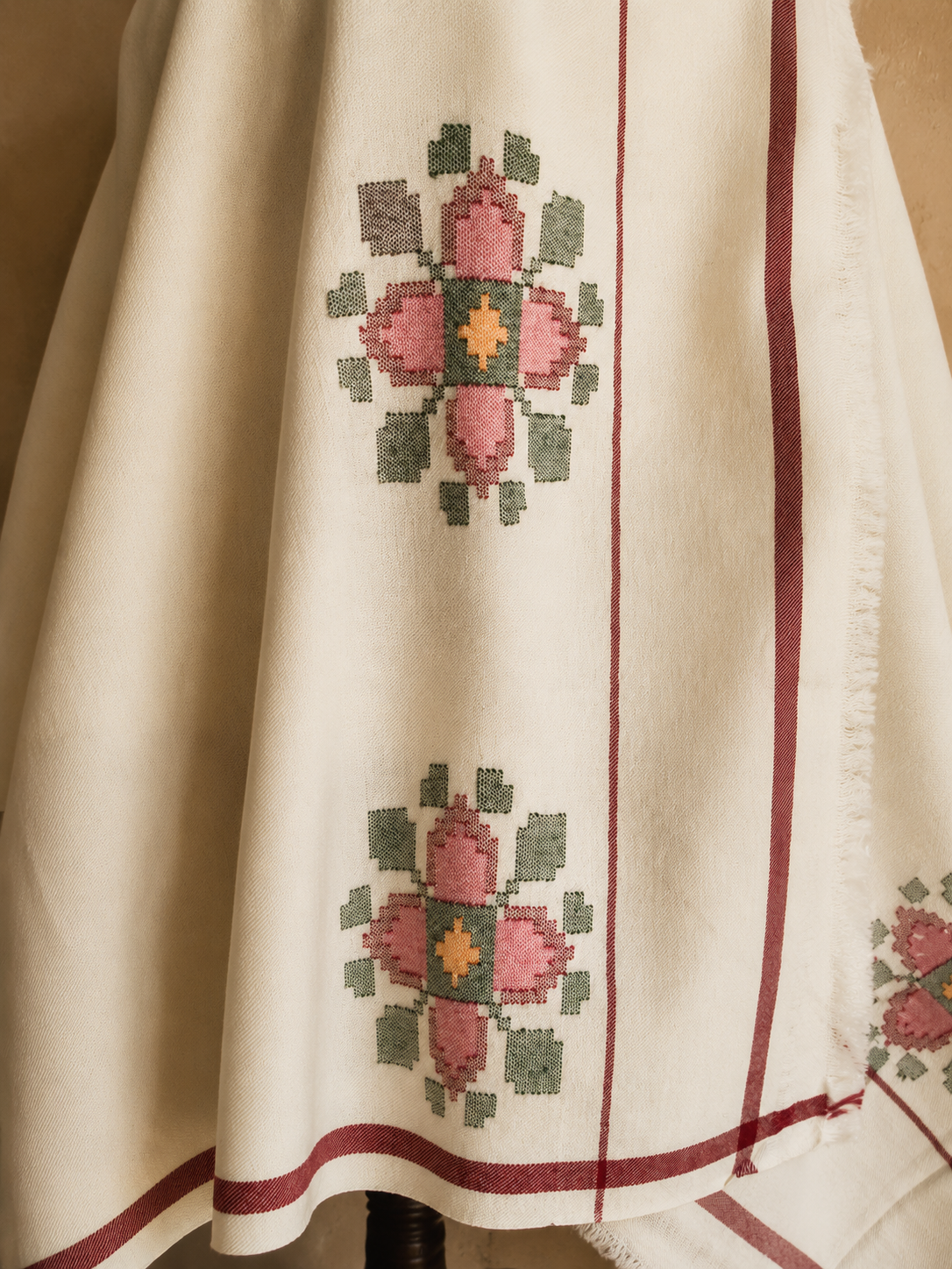 Handwoven Crimson Blossom medallion Kullu shawl in pure merino wool, white - close-up texture