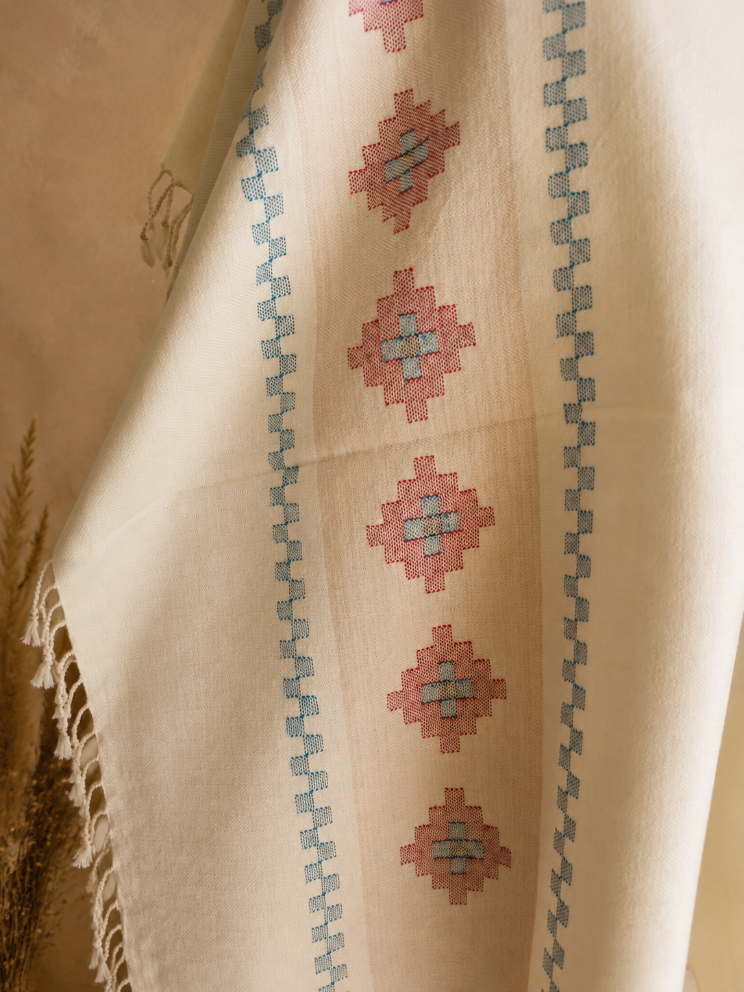 Handwoven Himrekha Gulnaar Kullu shawl in pure merino wool, white and beige - close-up texture