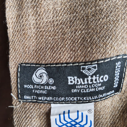 Handwoven men's Kullu shawl in polywool, taupe grey - close-up texture