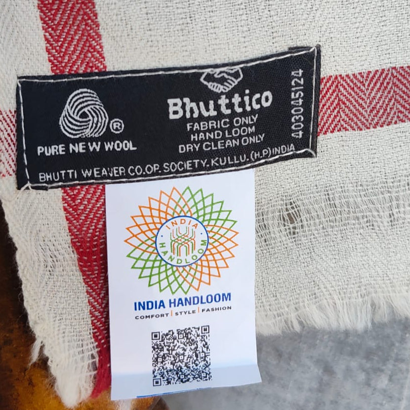 Handwoven pure wool Kullu stole, white - close-up texture